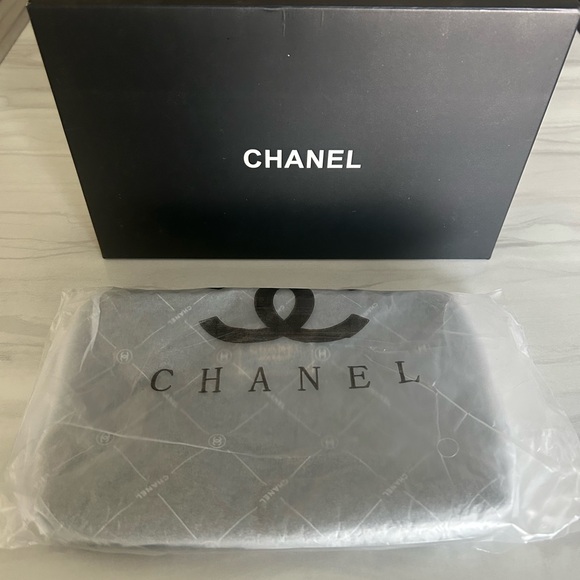 CHANEL VIP GWP Black Mekeup Pouch - Picture 14 of 15